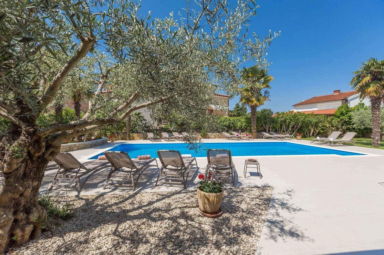 Charmantes Apartment Nur 800 Meter Zum Strand Mit Pool, Grillbereich, Waschmaschine 포레치 0*,  크로아티아
