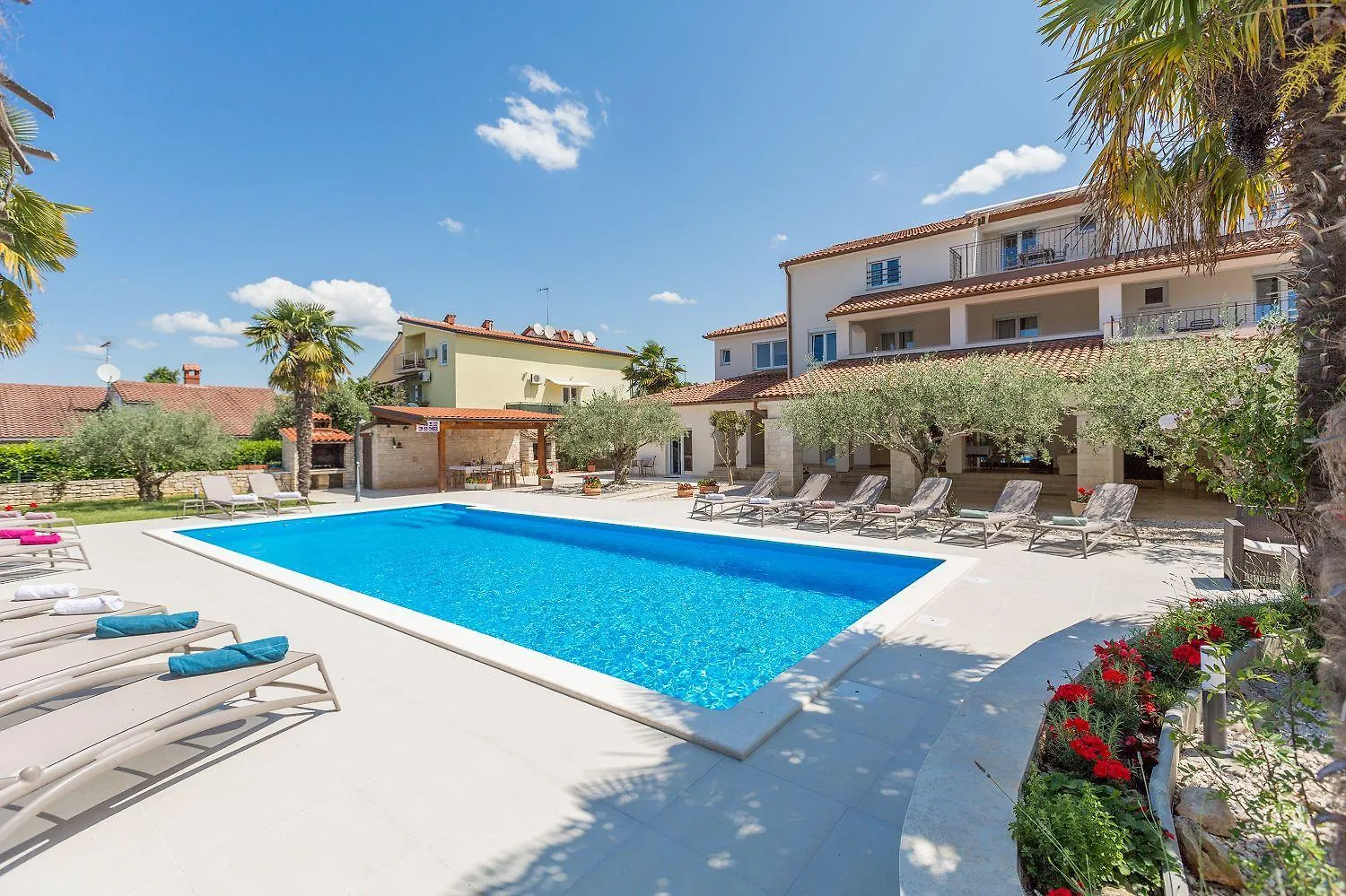 Charmantes Apartment Nur 800 Meter Zum Strand Mit Pool, Grillbereich, Waschmaschine 포레치 0*,  크로아티아