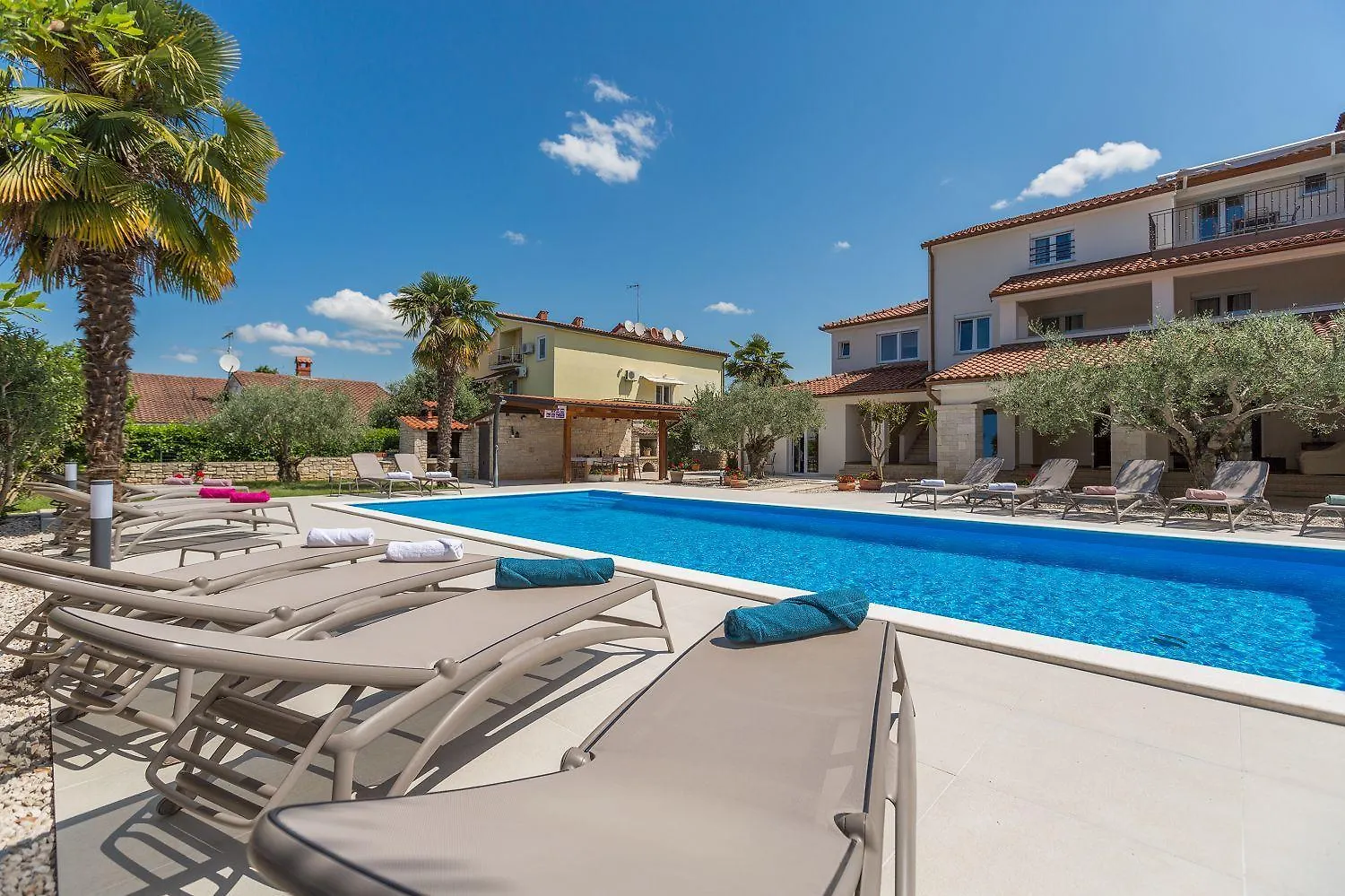 Charmantes Apartment Nur 800 Meter Zum Strand Mit Pool, Grillbereich, Waschmaschine Poreč