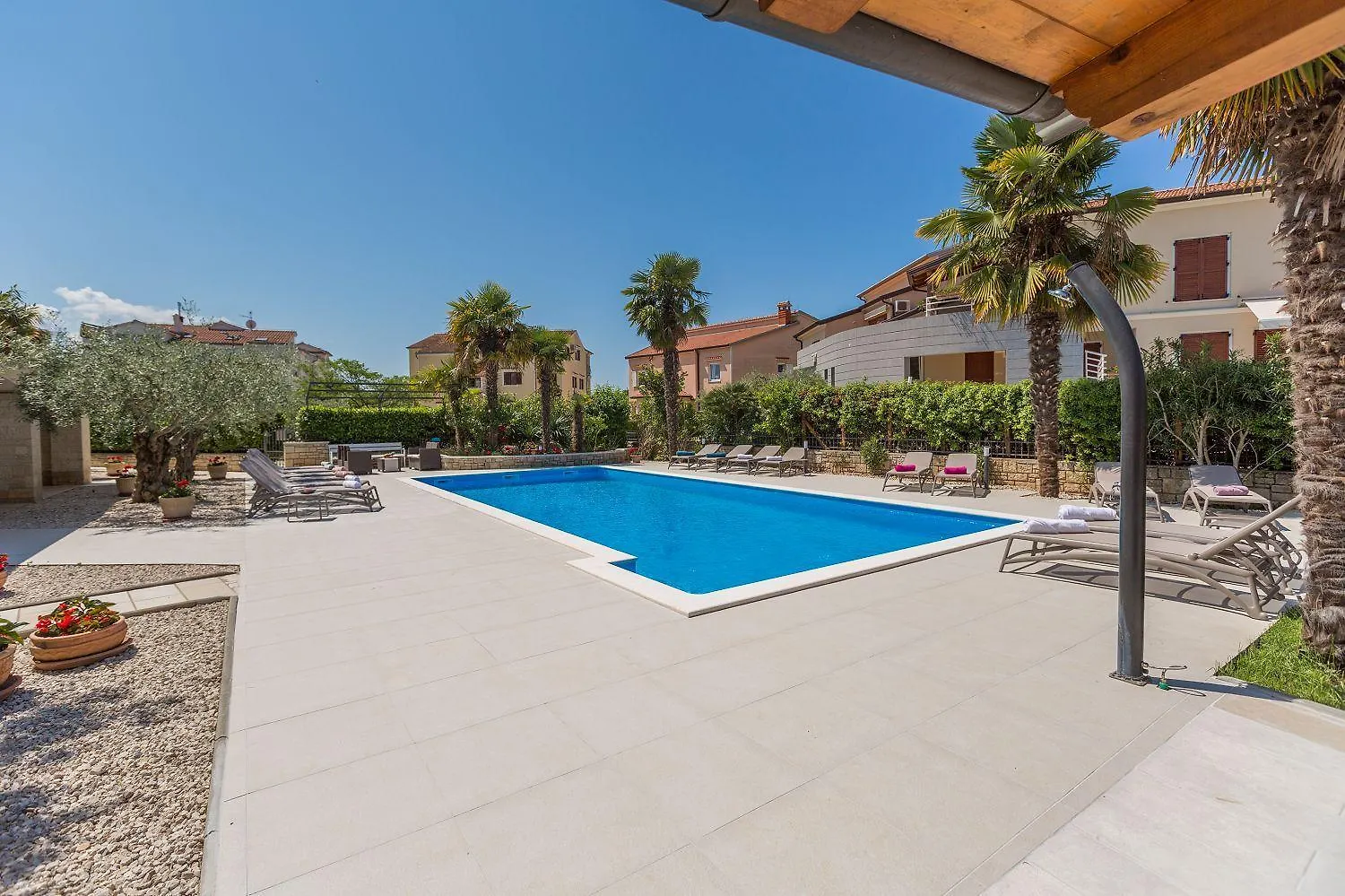 Charmantes Apartment Nur 800 Meter Zum Strand Mit Pool, Grillbereich, Waschmaschine Poreč