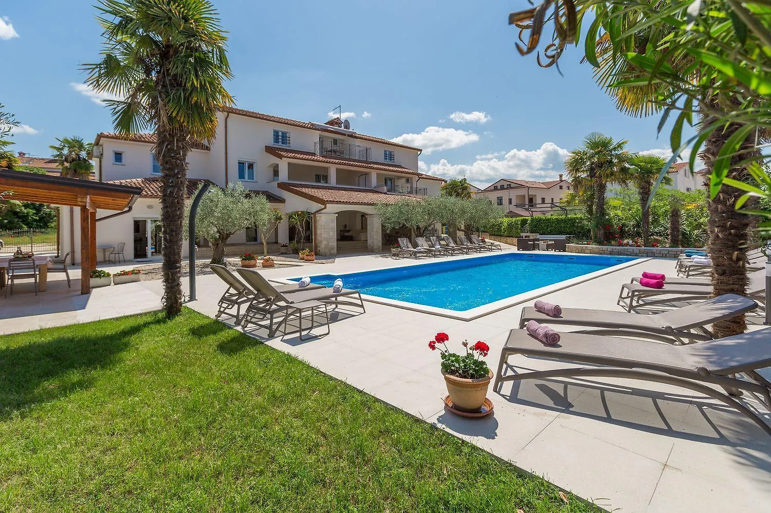 Charmantes Apartment Nur 800 Meter Zum Strand Mit Pool, Grillbereich, Waschmaschine Porec