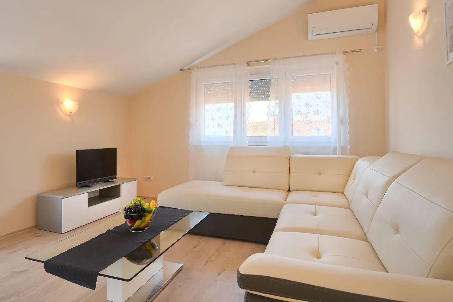 Charmantes Apartment Nur 800 Meter Zum Strand Mit Pool, Grillbereich, Waschmaschine Porec Croatia