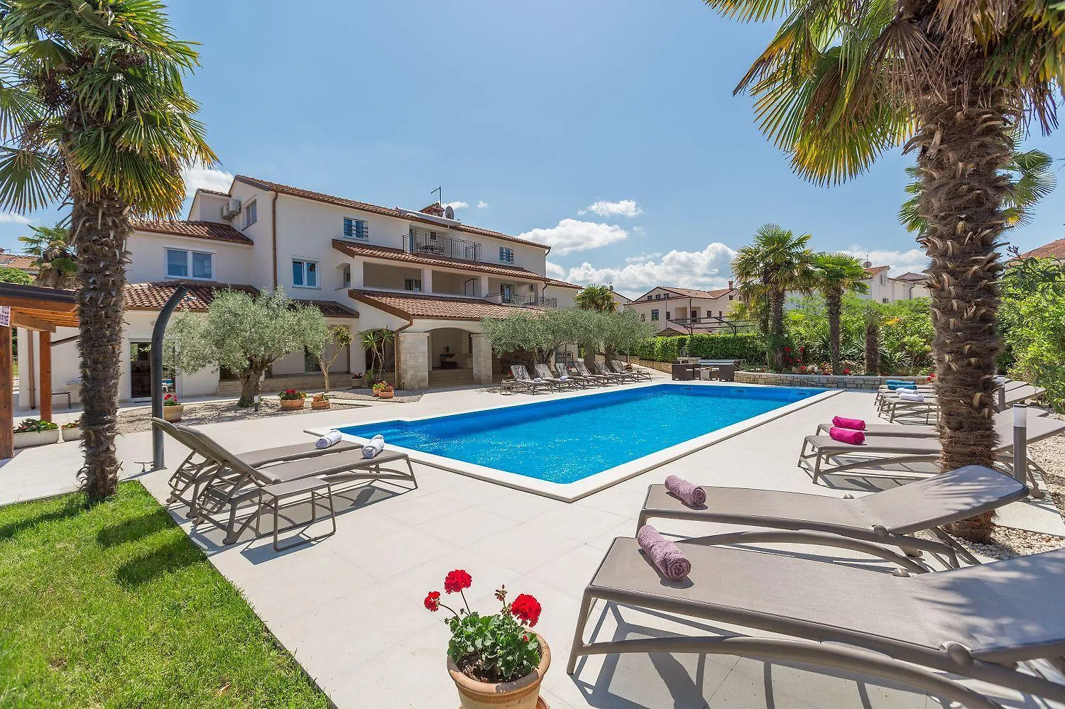 Charmantes Apartment Nur 800 Meter Zum Strand Mit Pool, Grillbereich, Waschmaschine Porec Croatia