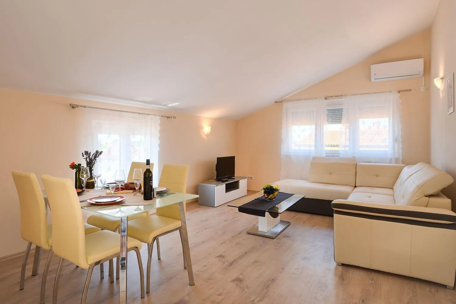 Charmantes Apartment Nur 800 Meter Zum Strand Mit Pool, Grillbereich, Waschmaschine Porec Croatia