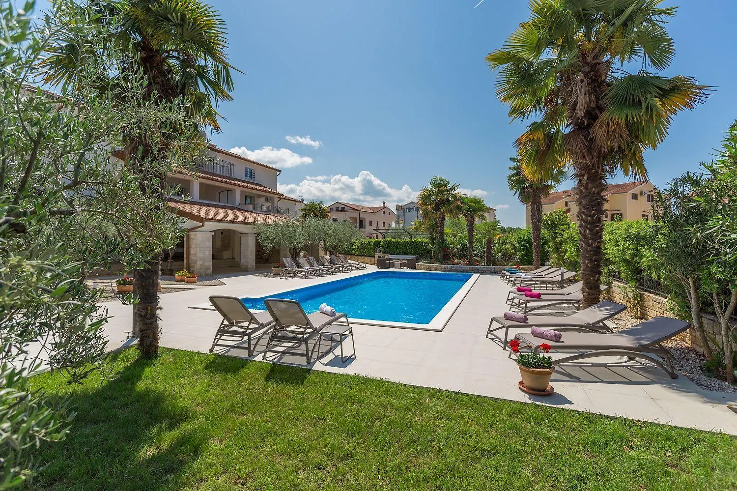 Charmantes Apartment Nur 800 Meter Zum Strand Mit Pool, Grillbereich, Waschmaschine Poreč