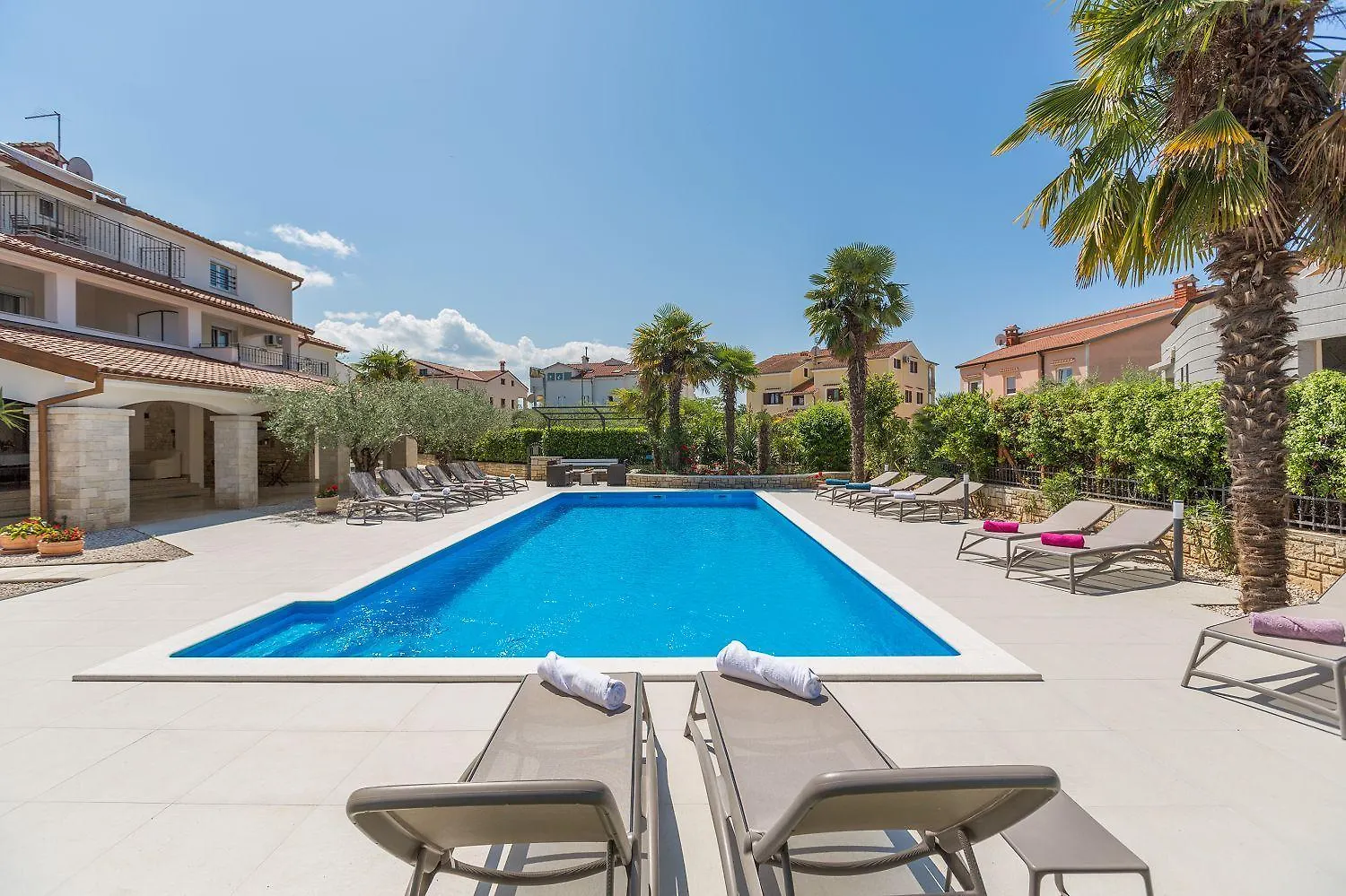 Charmantes Apartment Nur 800 Meter Zum Strand Mit Pool, Grillbereich, Waschmaschine Porec