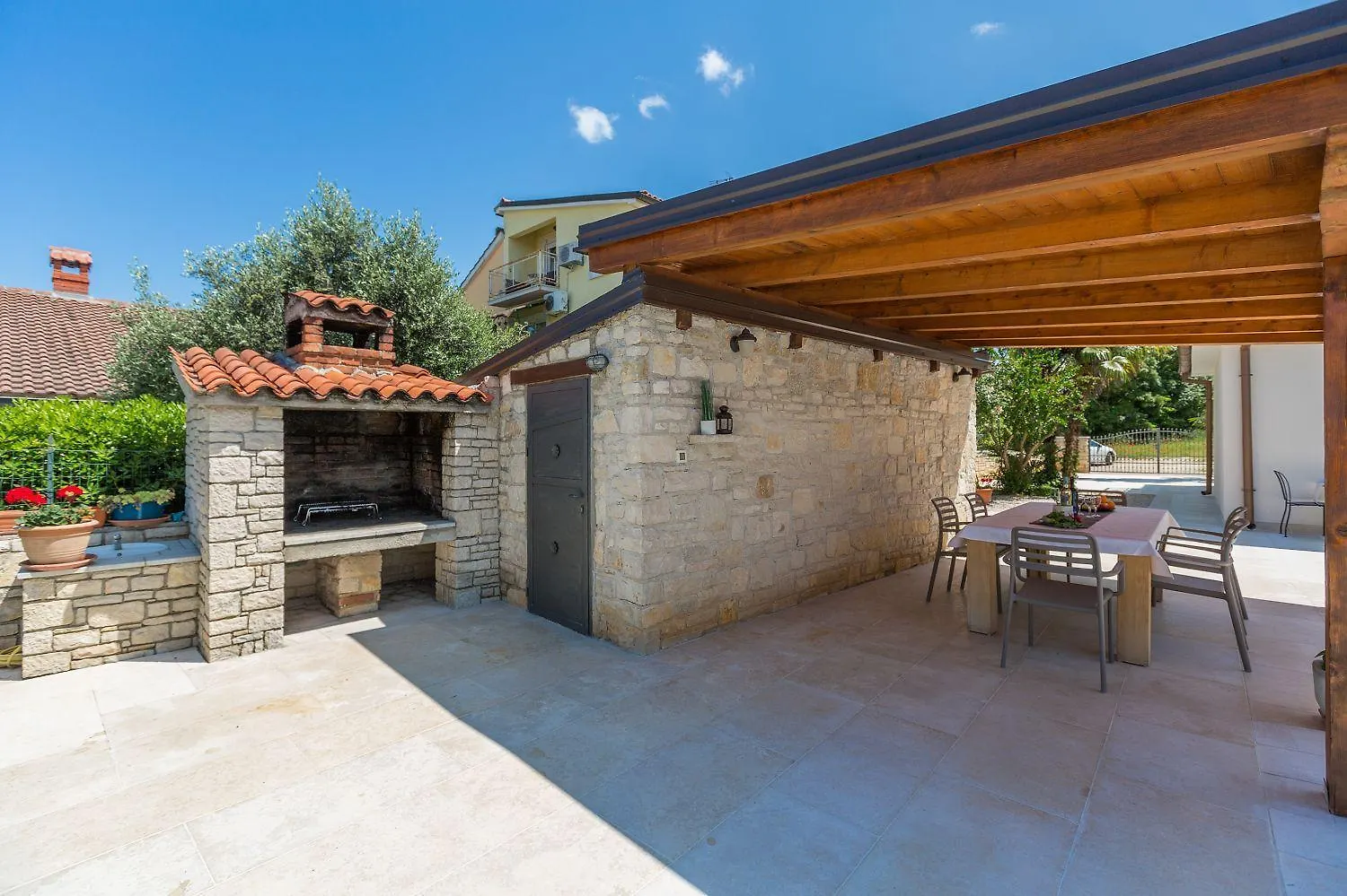 Charmantes Apartment Nur 800 Meter Zum Strand Mit Pool, Grillbereich, Waschmaschine Porec